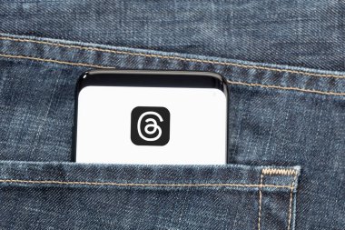 Galiçya, İspanya; 7 Temmuz 2023: Kot pantolon cebindeki akıllı telefon ekranındaki başlık uygulaması logosu