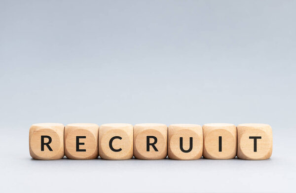 Recruter Mot Sur Blocs Bois Sur Fond Gris Espace Copie — Photo