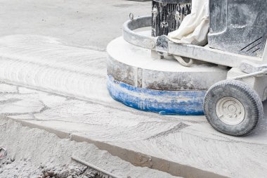 İnşaat alanındaki beton şehir yolunda çalışan öğütme makinesi.