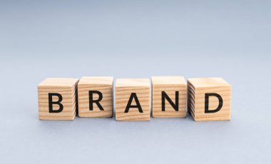 Tahta bloklar hakkında marka sözü. Boşluğu kopyalayan gri arkaplan