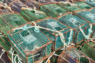 Limandaki Yengeç avlama çanaklarının arka planı