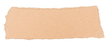 Yırtık kahverengi karton parçası beyaz bir arkaplanda izole edilmiş.