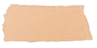 Yırtık kahverengi karton parçası beyaz bir arkaplanda izole edilmiş.