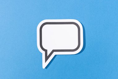 Boş Konuşma Kabarcığı mavi arkaplanda izole edildi. Şablonu düzenle