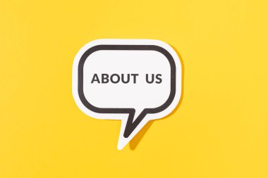 Sarı arkaplanda izole edilmiş konuşma baloncuğu hakkındaki metin