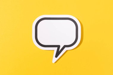 Boş Konuşma Kabarcığı sarı arkaplanda izole edildi. Şablonu düzenle