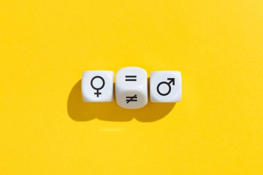 Cinsiyet eşitliği kavramı. Erkek ve kadın sembolleri arasında eşit olmayan bir işarete dönmeyi engelle