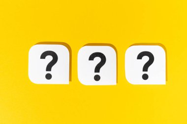 Sarı arkaplanda Soru işaretleri grubu