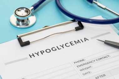 Hipoglisemi konsepti. Mavi arkaplanda biçim ve steteskop