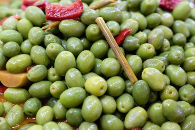 Baharatlı yeşil zeytin arka planı. İspanyol mezeleri.