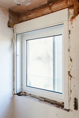 Ev yenileme projesi kapsamında eski eve yeni pencere takılıyor
