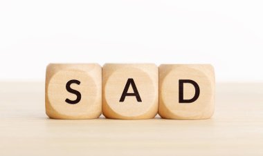 Tahta bloklardan oluşan bir grup için üzücü bir haber. Boşluğu kopyalayan beyaz arkaplan