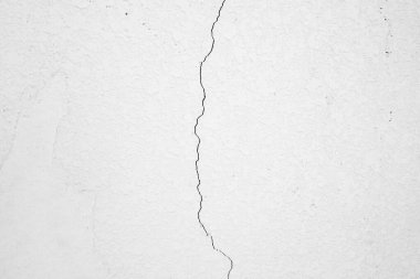 Resmin ortasında çatlak olan dokulu bir duvarın soyut arkaplanı. Tam çerçeve