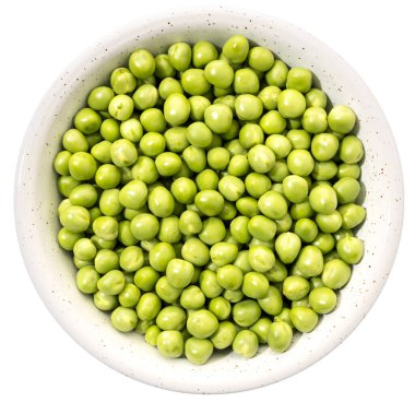 Beyaz arka planda izole edilmiş taze bezelyelerin üst görüntüsü