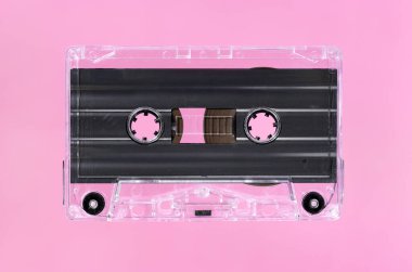 Boş Vintage ses kaseti pembe arka planda izole edildi. Şablon maketi