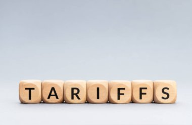 Gri arka planda izole edilmiş tahta bloklar hakkında TARIFFS kelimesi. Boşluğu kopyala