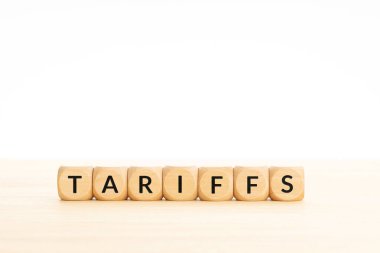 Tahta bloklardaki gümrük vergisi beyaz arka planda. Boşluğu kopyala