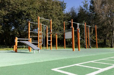 Çeşitli egzersiz ekipmanlarıyla açık hava jimnastik parkı şehirde fitness ve sağlıklı bir yaşam tarzını teşvik eder.