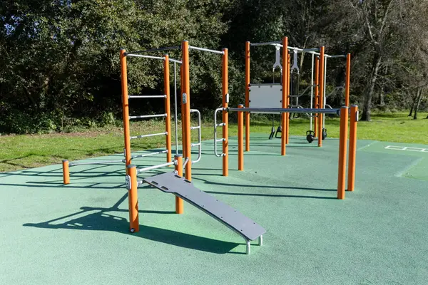 Çeşitli egzersiz ekipmanlarıyla açık hava jimnastik parkı şehirde fitness ve sağlıklı bir yaşam tarzını teşvik eder.