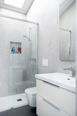 Duvarları gri mikroçimento kaplı banyo ve yer minimalist çağdaş tasarım tarzında.
