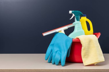 Fotokopi alanı olan kovadaki temizlik malzemeleri