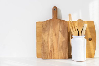 Ahşap mutfak aletleri beyaz arka planda. Menüler ve tarifler için kopyalama alanı olan aşçılık arkaplanı