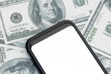 Amerikan dolarlarının arka planında beyaz ekranı olan akıllı bir telefon. Model şablonu