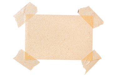 Beyaz arkaplanda dört adet maskeleme bandı bulunan boş kahverengi kağıt parçası.