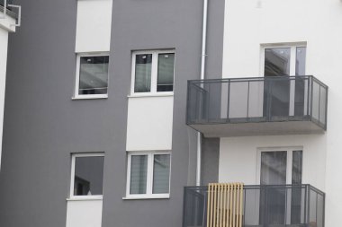 Bir sürü penceresi olan çok aileli apartman bloğu
