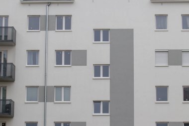 Bir sürü penceresi olan çok aileli apartman bloğu