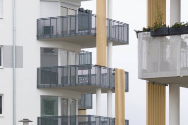 Bir sürü penceresi olan çok aileli apartman bloğu