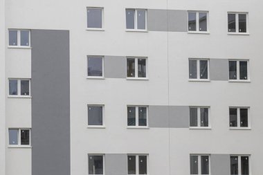 Bir sürü penceresi olan çok aileli apartman bloğu