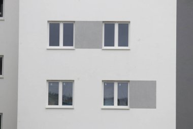 Bir sürü penceresi olan çok aileli apartman bloğu