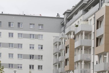 Bir sürü penceresi olan çok aileli apartman bloğu