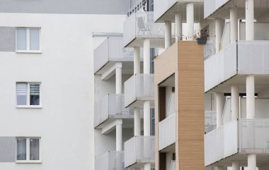 Bir sürü penceresi olan çok aileli apartman bloğu