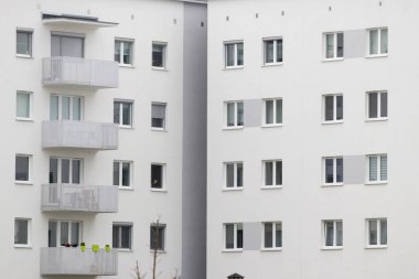 Bir sürü penceresi olan çok aileli apartman bloğu