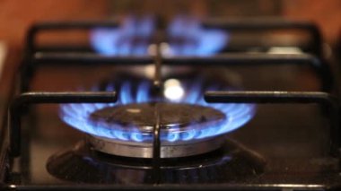 Gaz sobası. Evde mavi bir alev var.