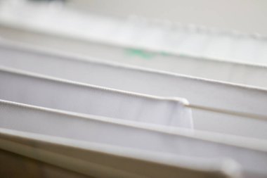 Askıda beyaz giysiler yıkadım..