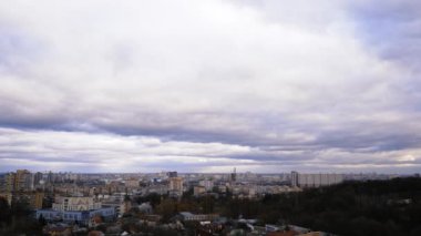 Ukrayna. Kyiv. 12.2021: Kışın karla kaplı konut binalarının hava manzarası. Kışın şiddetli kar yağışı. Zaman Uygulaması