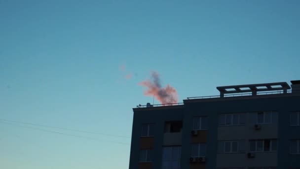 Gőzt Egy Gázkazánház Pipájából Ami Felmelegíti Téglából Készült Toronyházak Mikrokerületét — Stock videók