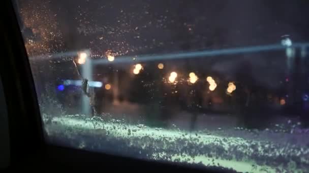 Närbild Smältande Vattendroppar Flyter Ner Glaset Mörk Bakgrund Frysta Regndroppar — Stockvideo