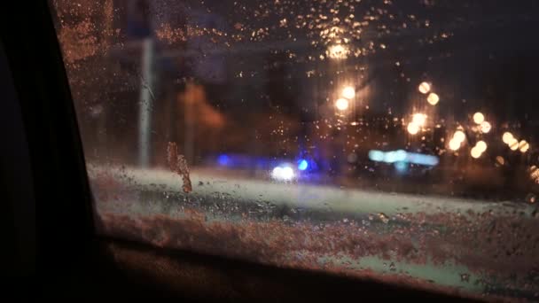 Misted Araba Penceresi Arabanın Camında Eriyen Karlar Araba Farları Bokeh — Stok video