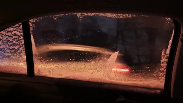 Mgliste Okno Samochodu Roztapiający Się Śnieg Szybie Samochodu Reflektory Samochodowe — Wideo stockowe