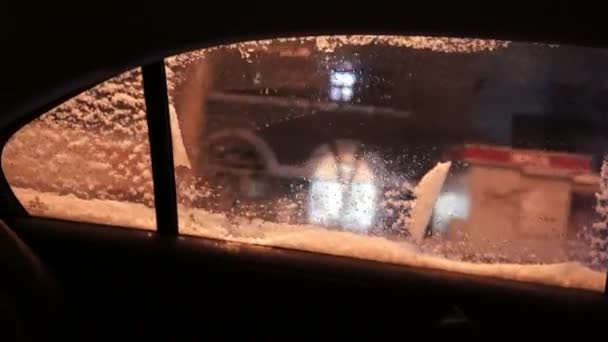 Fallande Snöflingor Och Suddiga Bilar Vägen Genom Bilfönstret Suddigt Ljus — Stockvideo