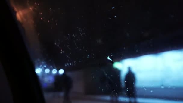 Vernebelte Autoscheibe Schneeschmelze Auf Einer Autoscheibe Defokussierte Silhouetten Von Menschen — Stockvideo