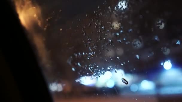 Fereastra Maşinii Topirea Zăpezii Geamul Maşinii Siluete Defocalizate Oameni Faruri — Videoclip de stoc