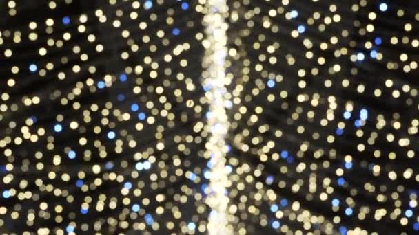 圣诞假期装饰 新年快乐 新蓝色和黄色的软焦点闪光灯 聚焦功能 镜头的Bokeh 火把灯 黑暗的背景 特写镜头 — 图库视频影像