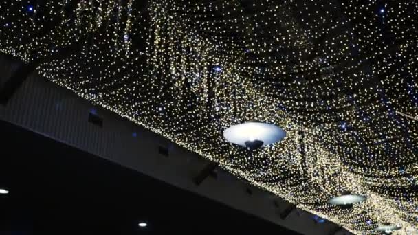 模糊的圣诞彩灯背景 圣诞树上闪烁的灯光闪烁着 寒假的概念 乌克兰符号 — 图库视频影像