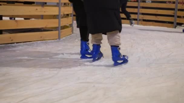 ウクライナだ キエフ 2021 匿名の人々のアイススケート 公共のアイスリンク 足のクローズアップ アイスリンクライフスタイルのショットのグループ 健康的な冬のスポーツ活動 認識できない人々 — ストック動画
