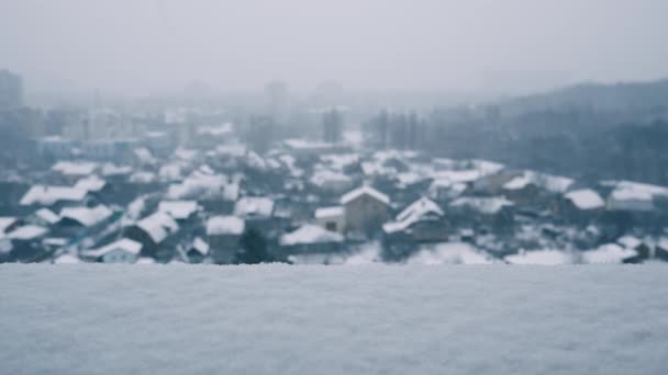 Donmuş Beyaz Kar Tabakası Bile Güneşli Kış Havasında Yüksek Bir — Stok video
